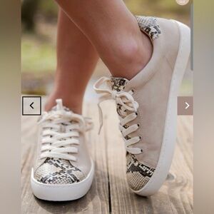 White Raven Impulse Phython Print Beige Faux Leather Sneakers. Size Women’s 9
